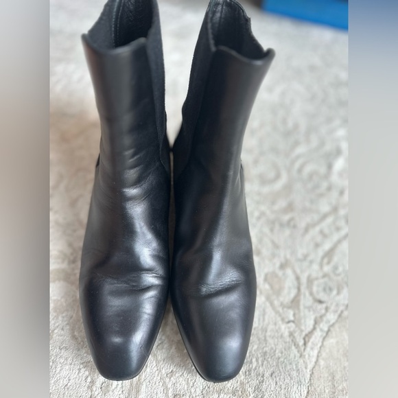 Stuart Weitzman Yuliana 60mm Chelsea Booties – Black Leather, Size 36.5 - Picture 2 of 7
